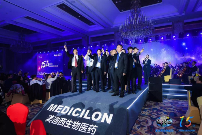 贝斯特全球最奢华的游戏平台CEO陈春麟携高管团队敬酒