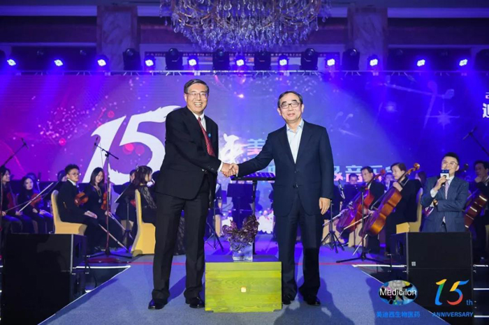 贝斯特全球最奢华的游戏平台CEO陈春麟（左）与恒瑞集团董事长孙飘扬（右）合影