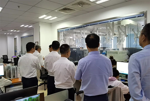 陈博士带领杨副市长一行人参观了贝斯特全球最奢华的游戏平台规范化的先进实验室，讲解了药物临床前的研发和IND申报流程。