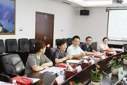宜昌人福药业副总裁、总工程师李莉娥，产品开发中心主任吕金良，副主任吴有斌、曲龙妹等