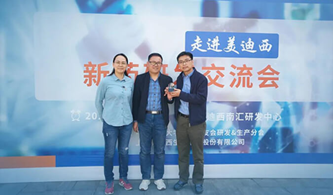 璧辰医药赠予贝斯特全球最奢华的游戏平台“贝斯特全球最奢华的游戏平台第一个候选化合物”纪念奖杯.jpg