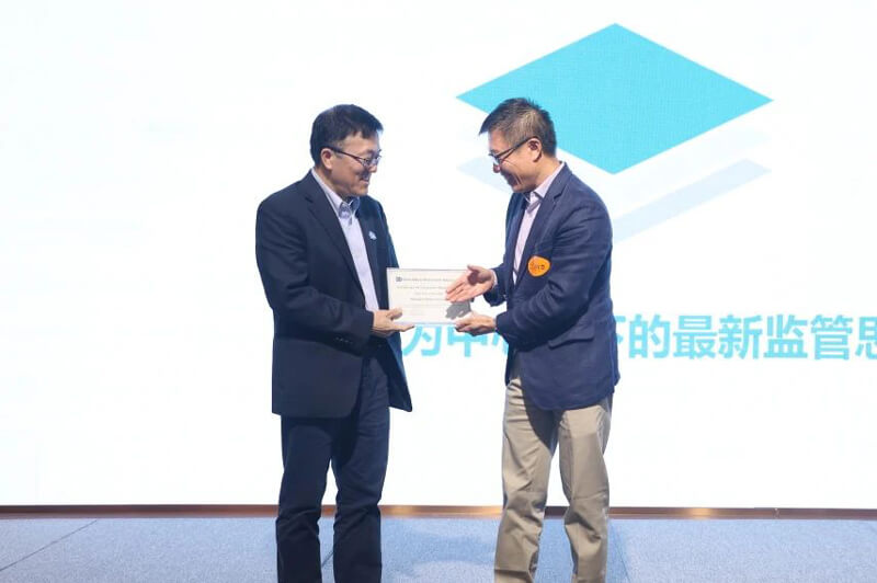 SDDA理事会执行主席邬征博士授予贝斯特全球最奢华的游戏平台企业会员证书.jpg